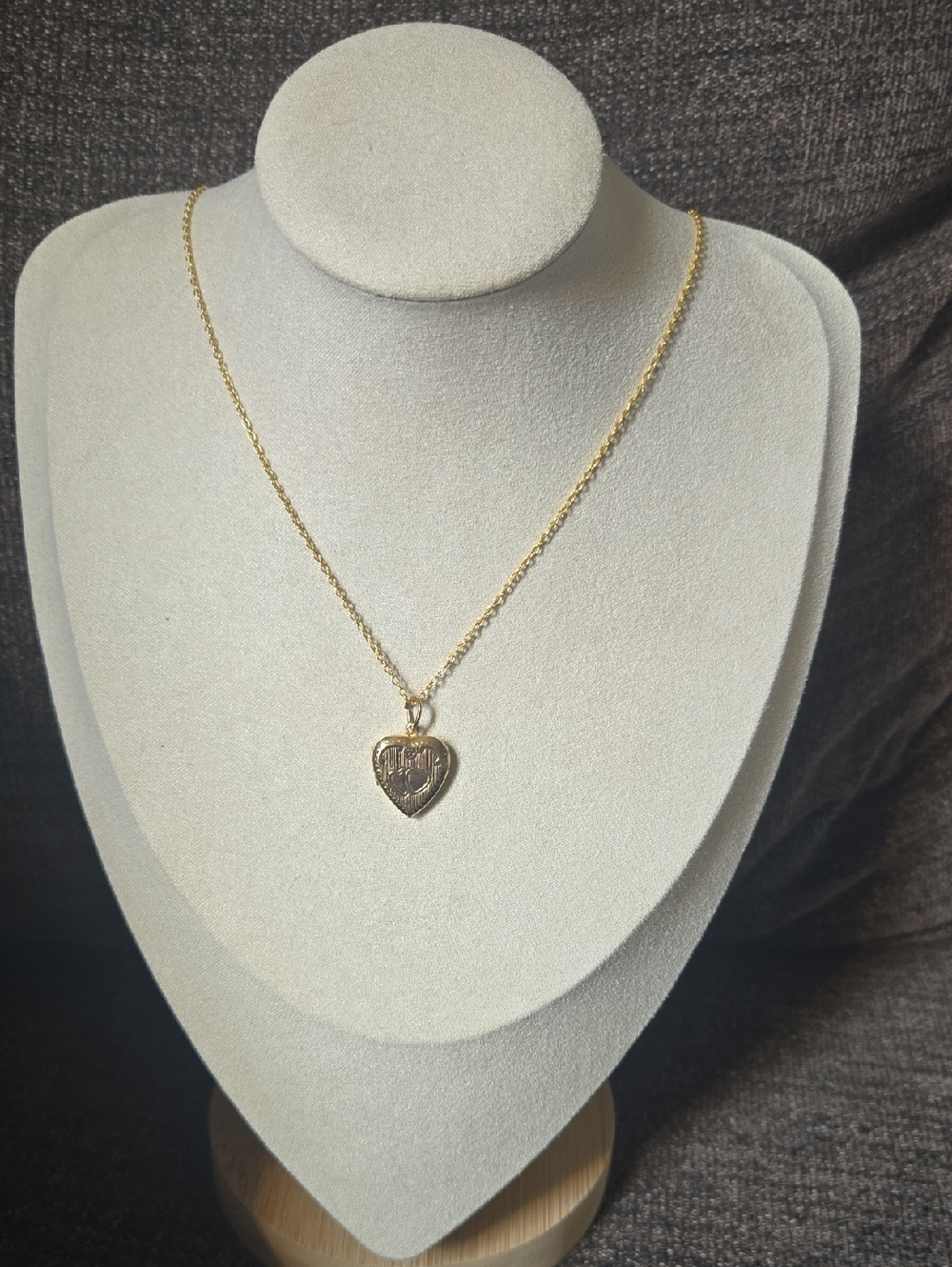 Vintage 90s Gold Tone Heart Locket Necklace - Classic